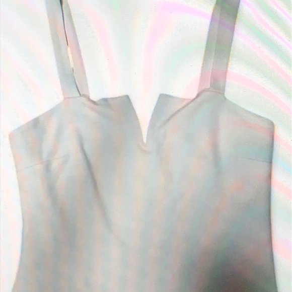 Tops - White V Neck Wire Supported Sleeveless Tank Top size large